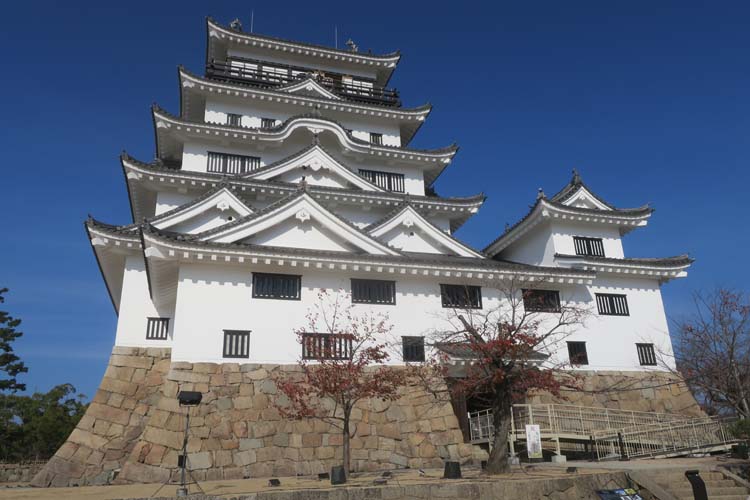 福山城: 日本唯一の鉄板張りつけ天守を見逃すな！ - 縄張りマニアの城巡り