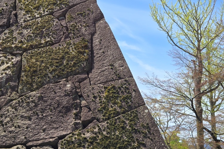盛岡城　三角錐角石