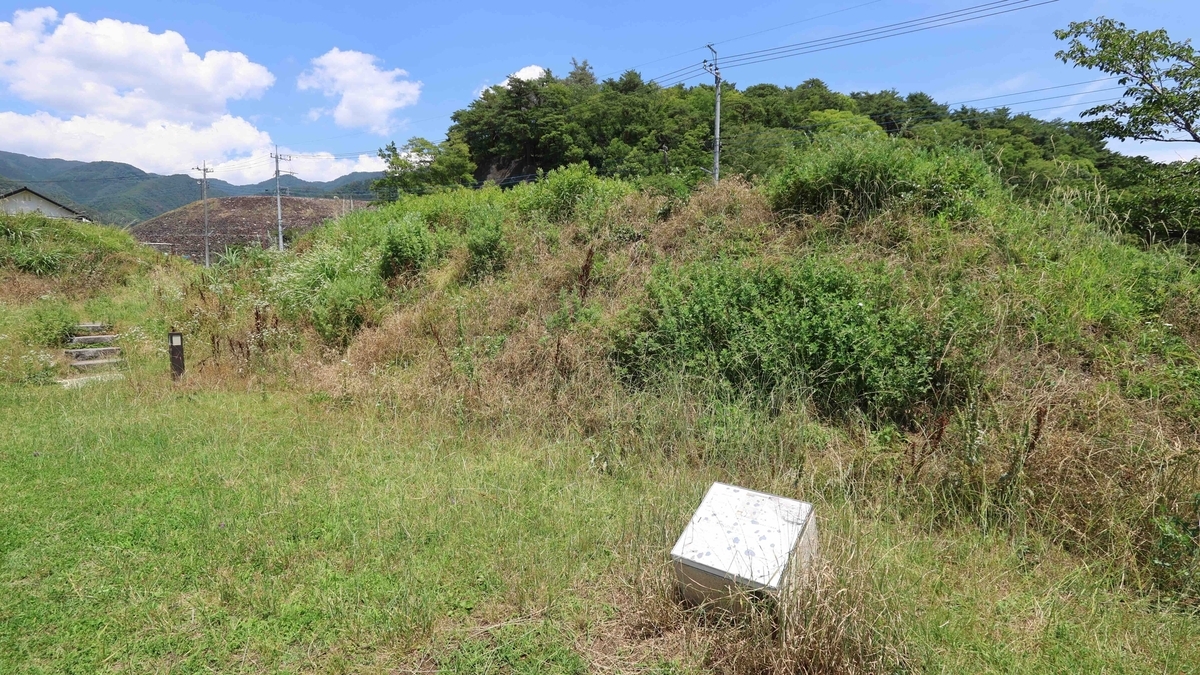 大手復元エリアの惣堀と土塁
