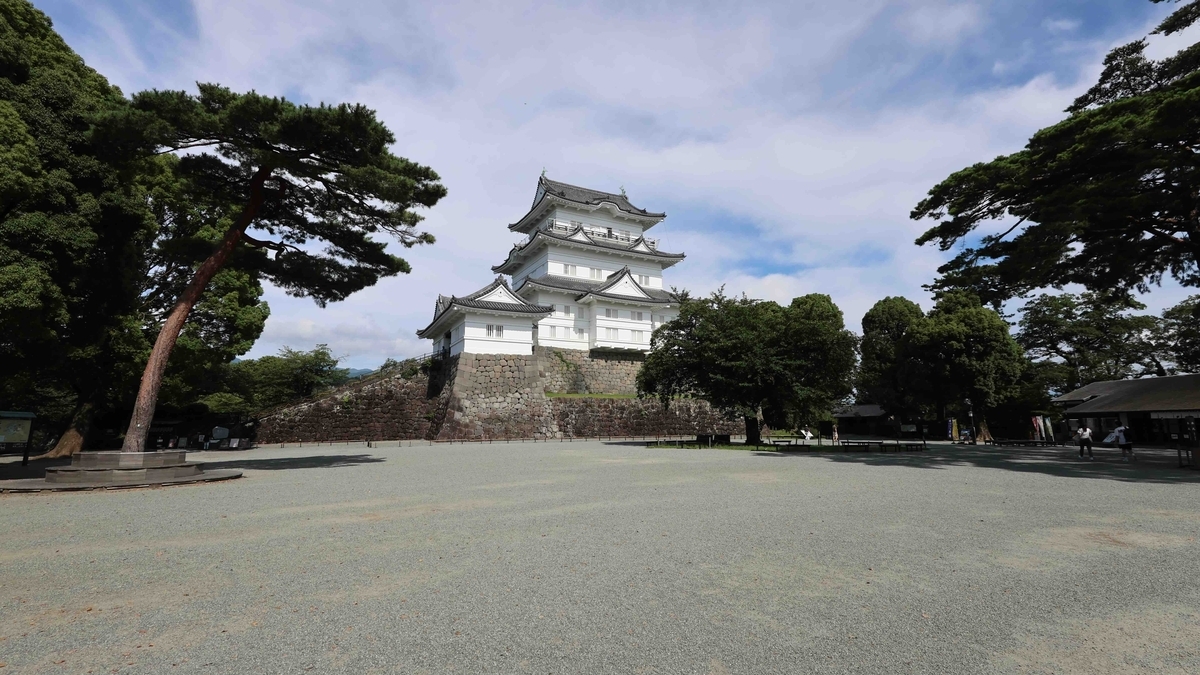 小田原城の天守を本丸広場から見上げた景観