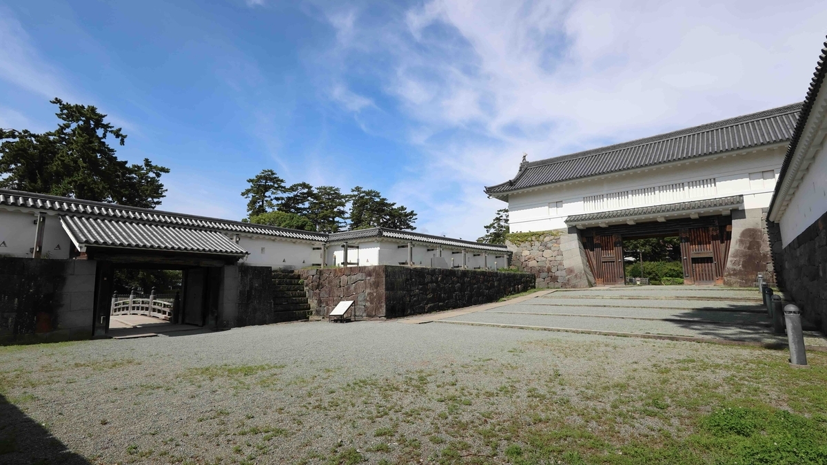 小田原城二の丸の銅門と周囲の石垣