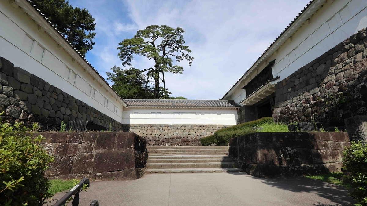 小田原城本丸入口の常盤木門と周囲の石垣