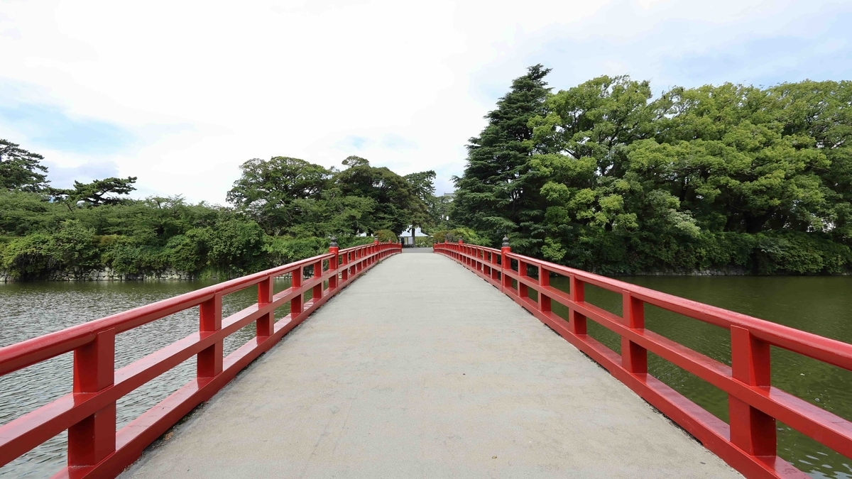 小田原城の学橋と周囲の水堀
