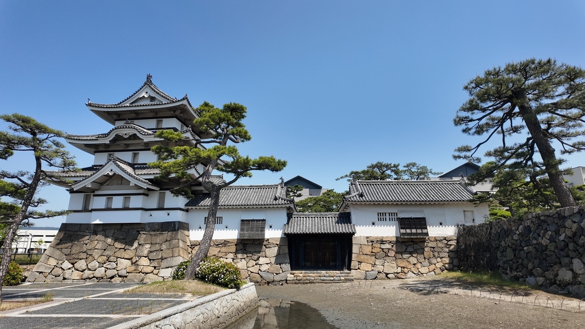 高松城の海側に設けられた水手御門と月見櫓