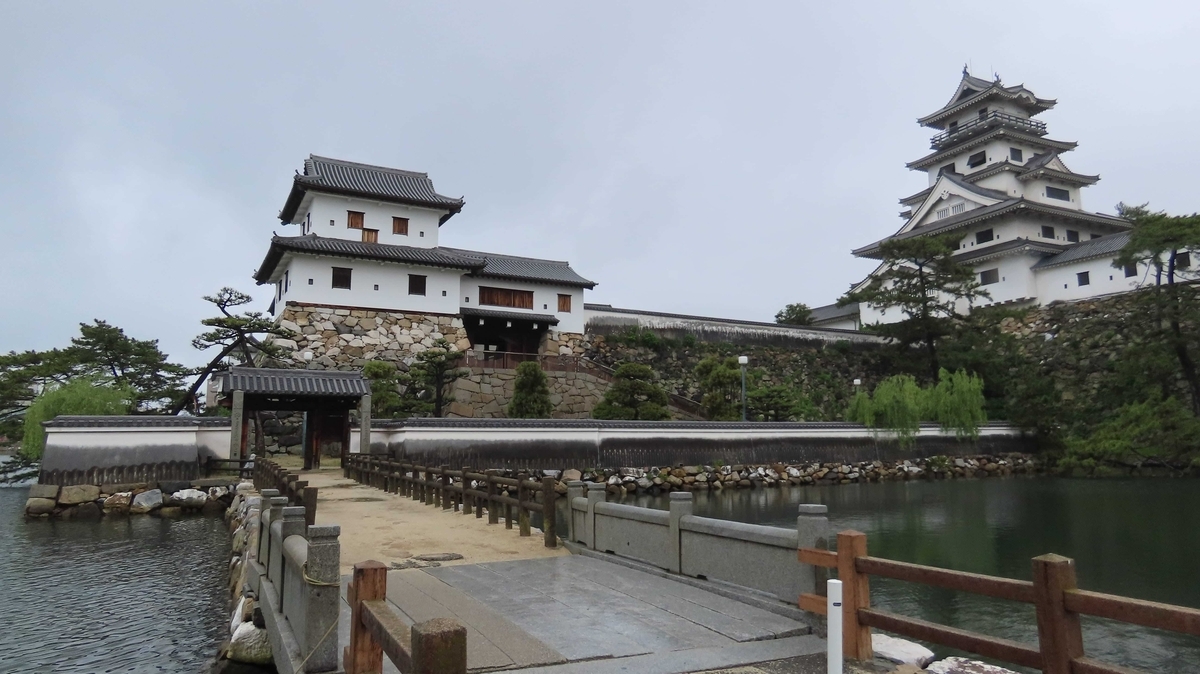 広い水堀越しに見える今治城天守と櫓