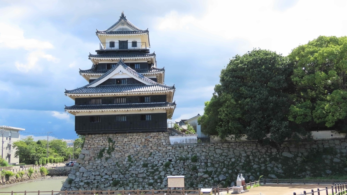 中津城の天守と堀