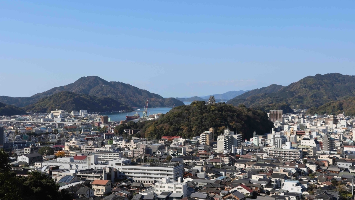宇和島城の城山と城下町と宇和海