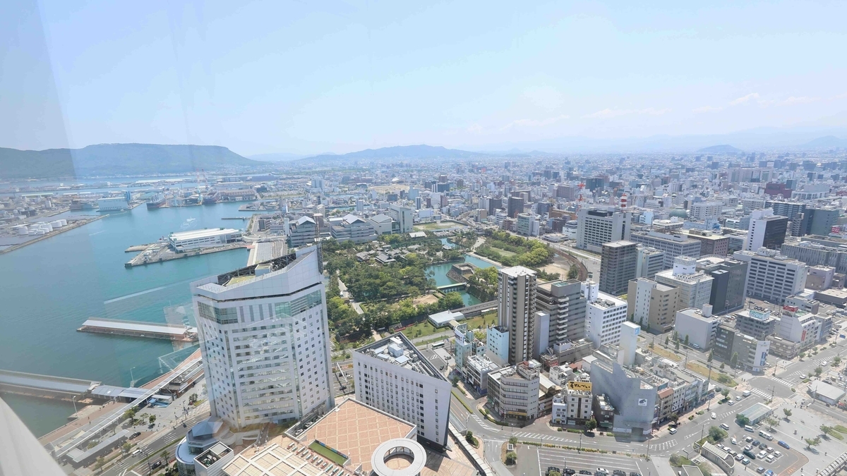 高松シンボルタワーから見た高松城跡と高松港