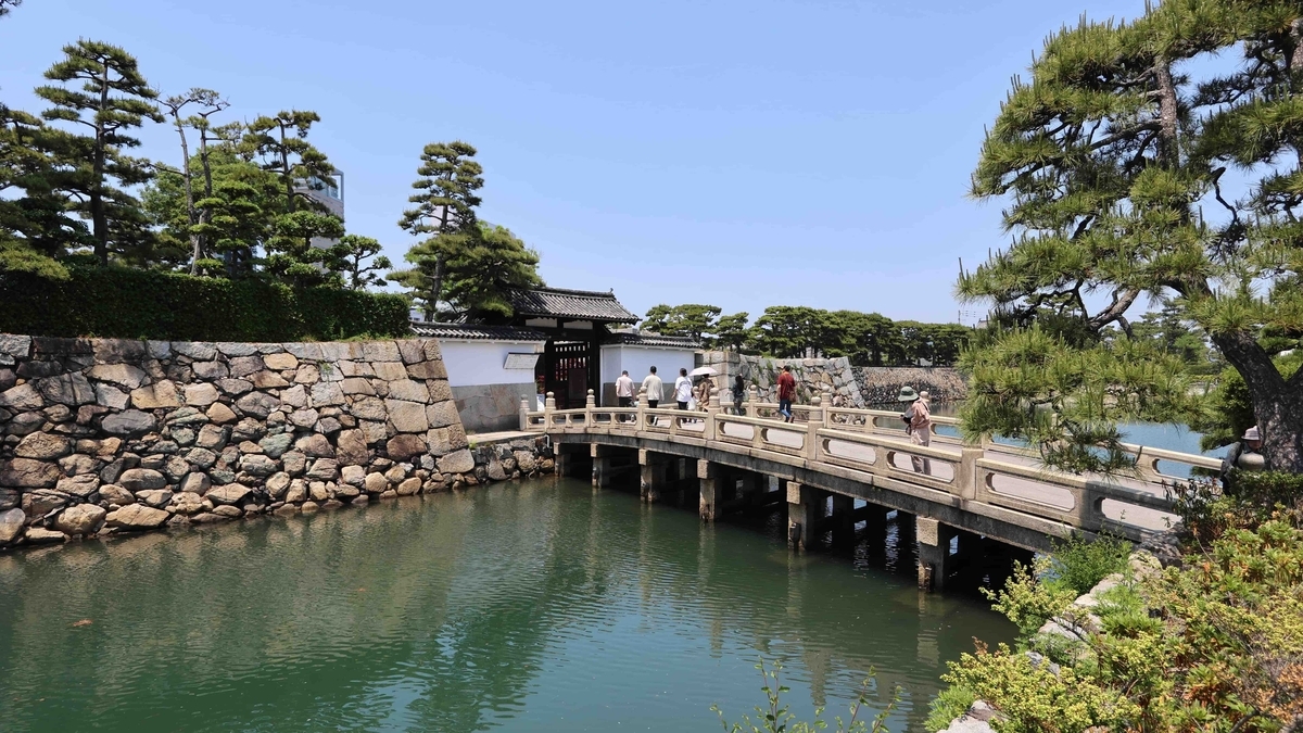高松城の水堀に架かる旭橋と旭門