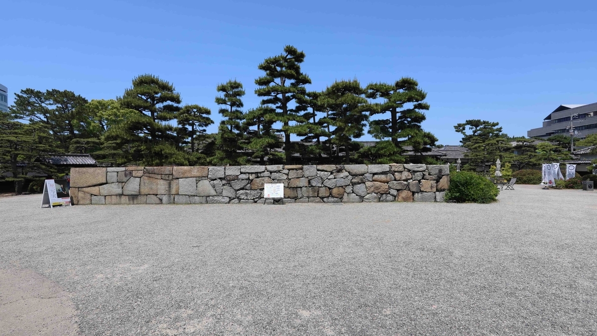 高松城の入口で城内への視線を遮る一文字土居