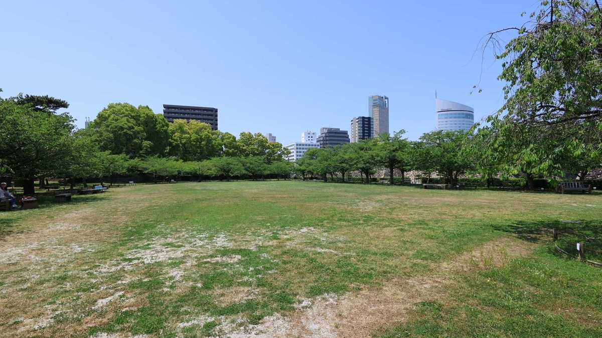 艮櫓と桜御門を見渡せる高松城の桜馬場