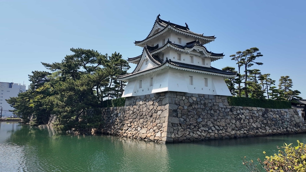 艮櫓と桜御門を見渡せる高松城の桜馬場