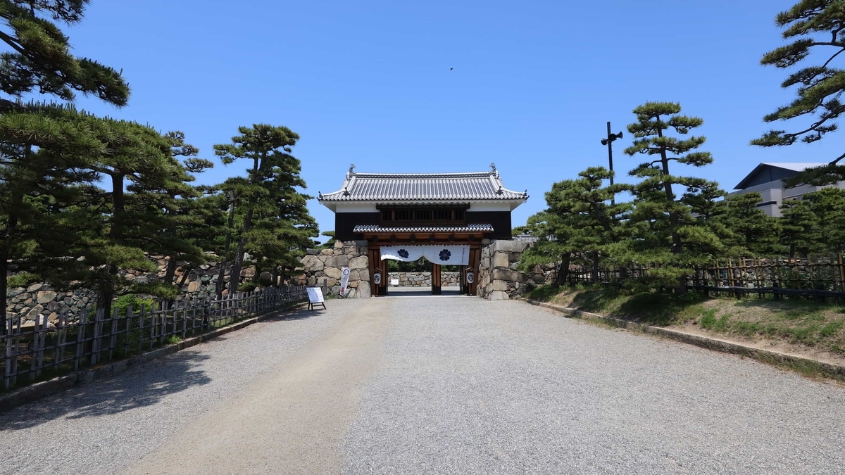 高松城三之丸の入口に復元された桜御門