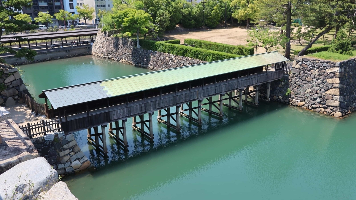 水堀に囲まれた本丸へ渡る高松城の鞘橋