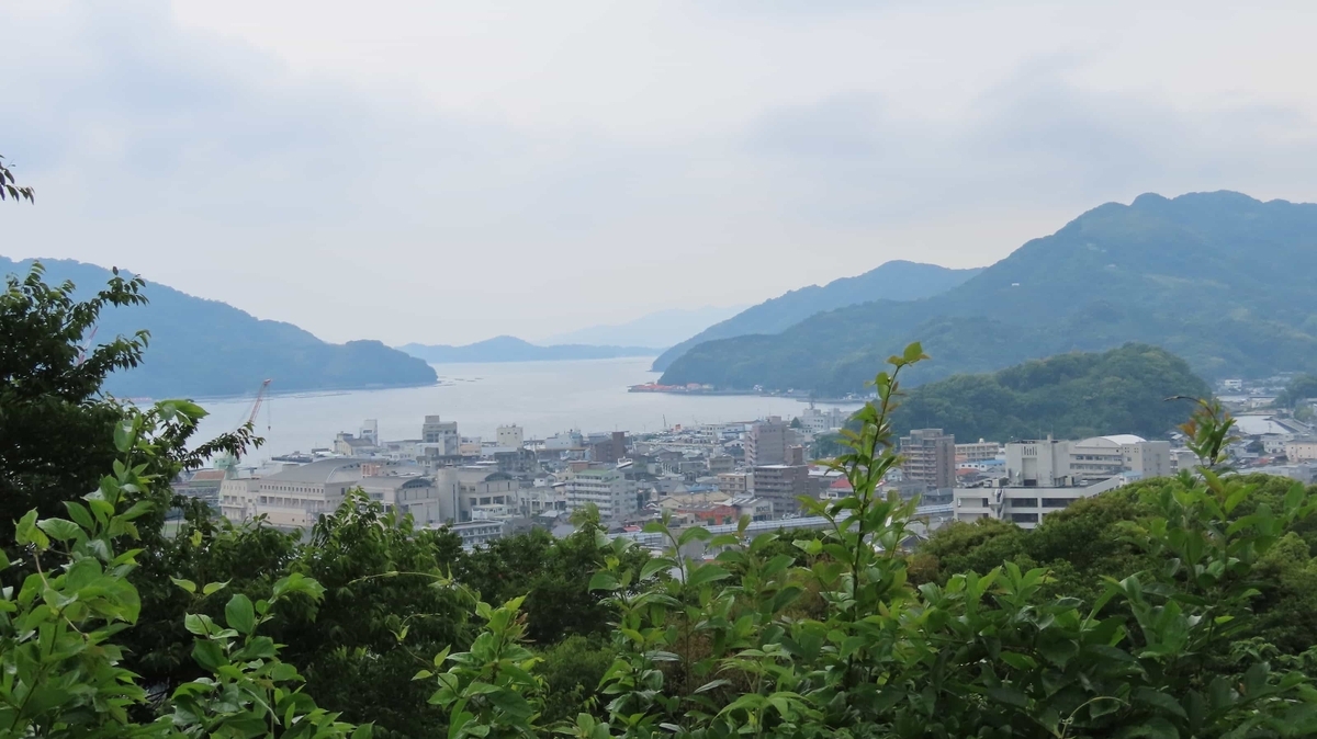 宇和島城本丸から見た宇和島市街地と宇和島湾