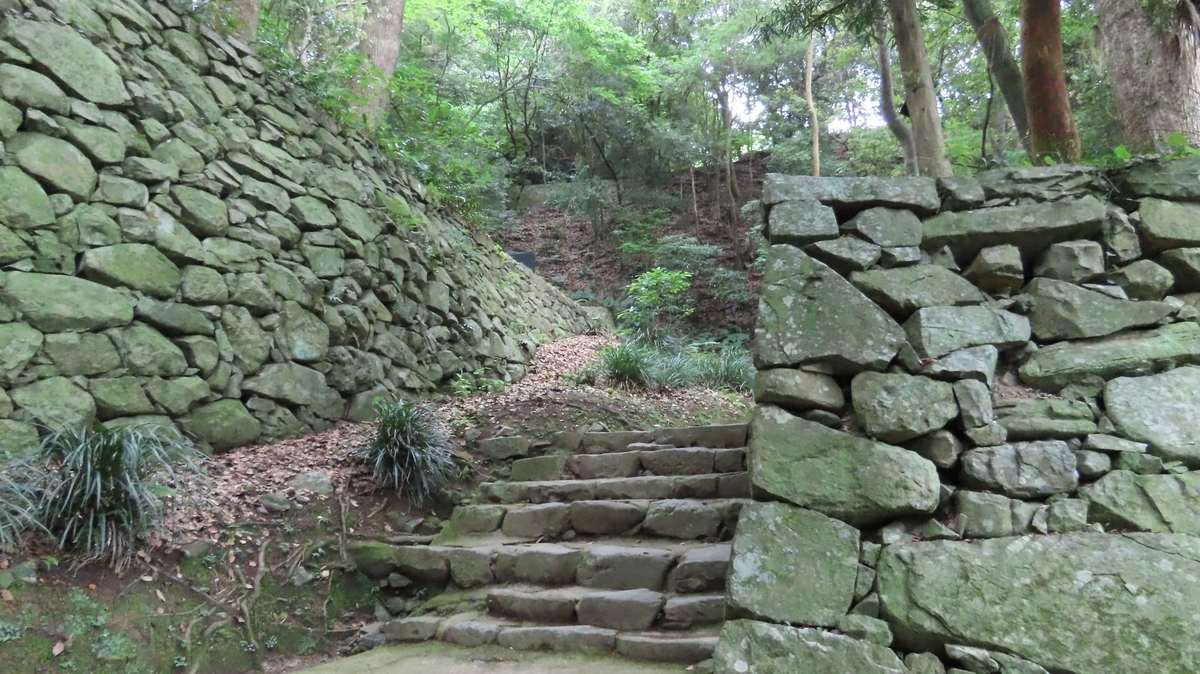 宇和島城の本丸への登城道にある石垣