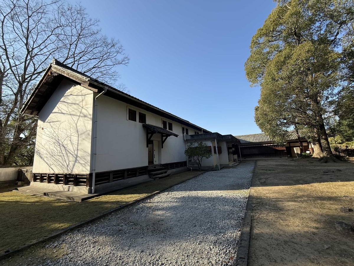 宇和島城内に移築された城山郷土館の外観