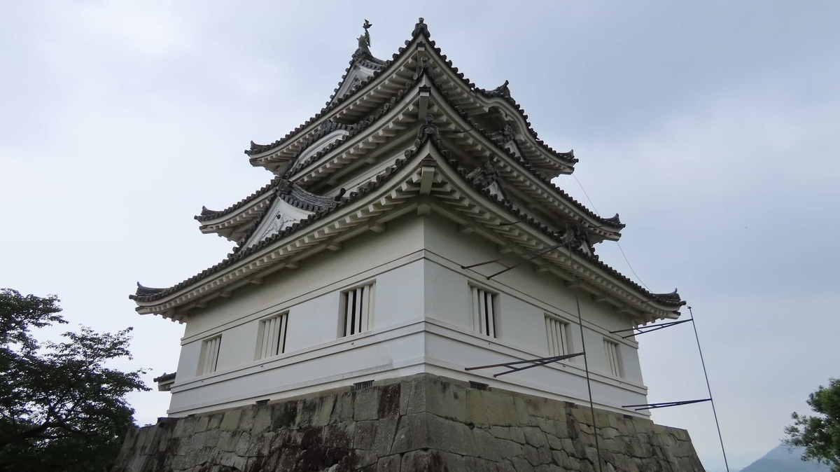 宇和島城天守の白漆喰壁と窓
