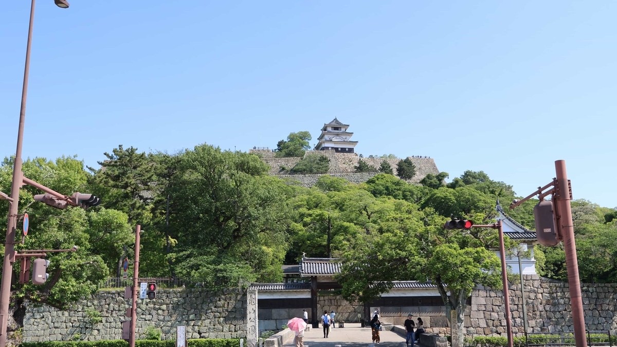 丸亀城の大手門と天守