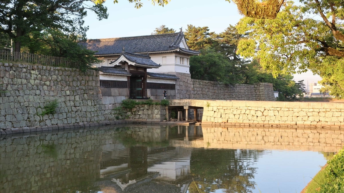 水堀に沿って建つ丸亀城大手門と背後の高石垣