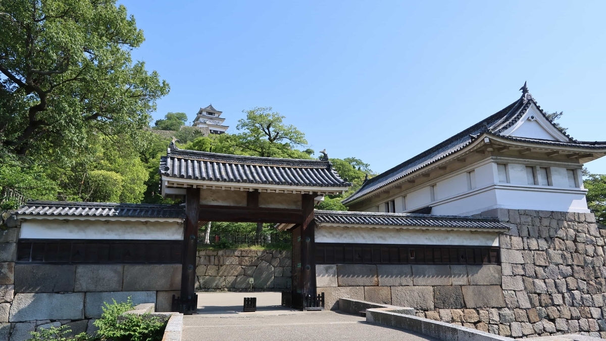 石垣に囲まれた丸亀城大手一の門と大手二の門