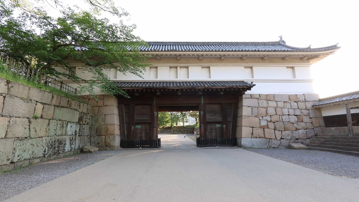 正面から見た丸亀城の大手一の門の外観