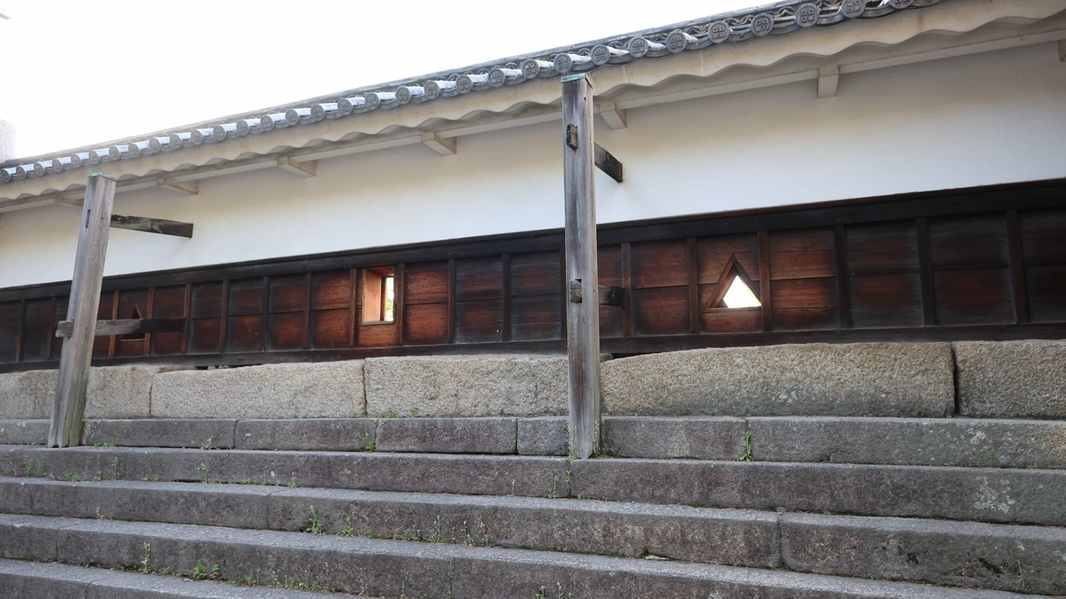 丸亀城の大手二の門のとなりに続く塀と狭間