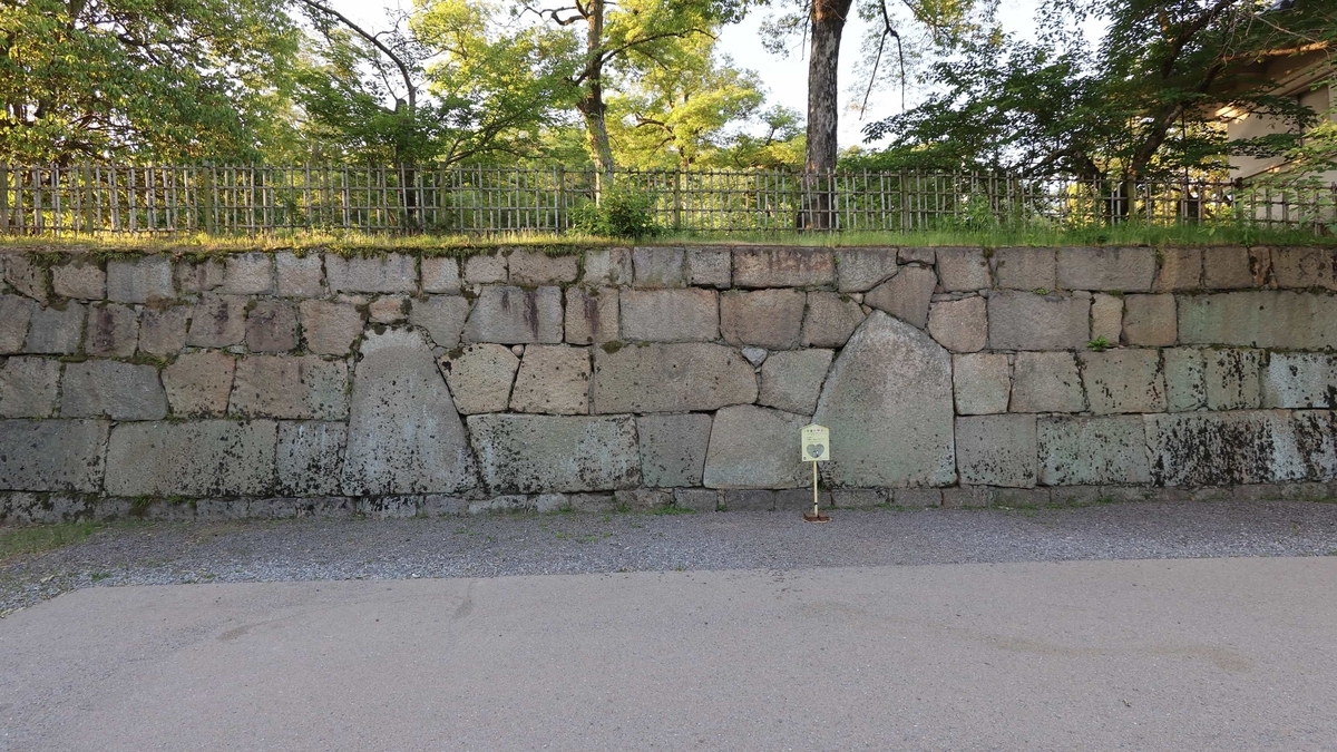 丸亀城大手枡形の石垣に配置された2メートルを超える鏡石