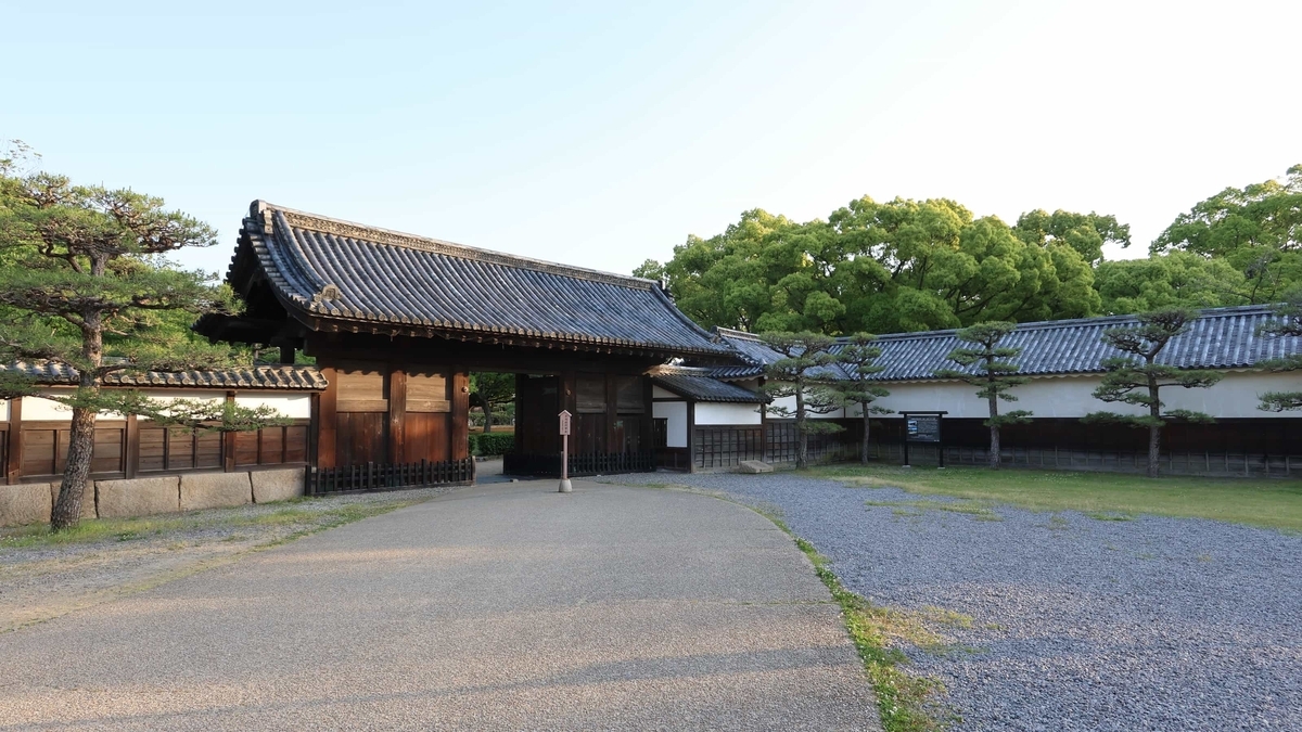 丸亀城山麓に残る玄関先御門と番所
