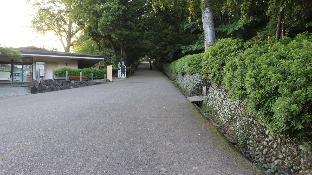 丸亀城三の丸へ続く急な見返り坂を下から見上げた景色