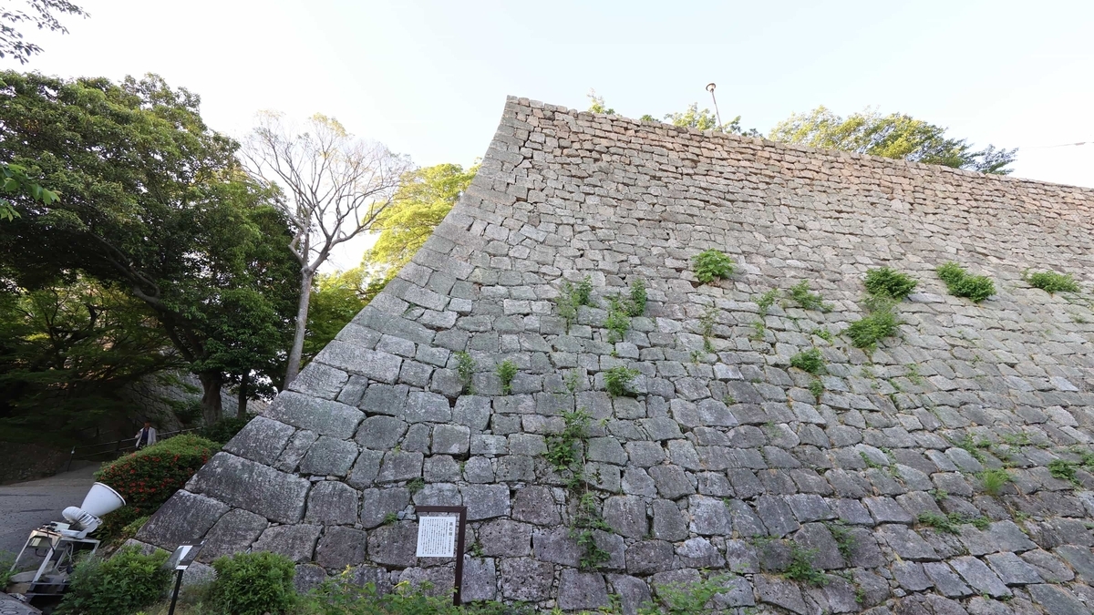 丸亀城の見返り坂から見上げる高石垣