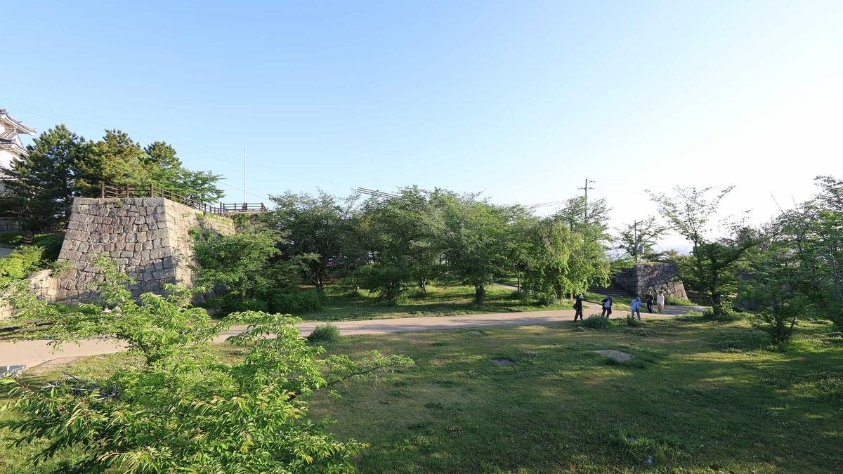 丸亀城二の丸を囲む石垣と本丸へ続く登城路