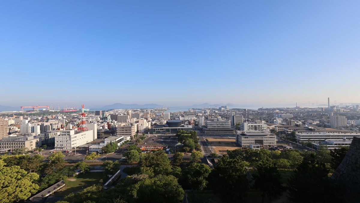 丸亀城本丸から見た丸亀市街地と瀬戸内海方面の眺望