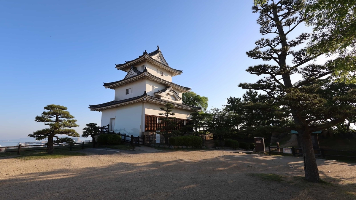 本丸石垣の上に建つ丸亀城天守を斜めから見た外観