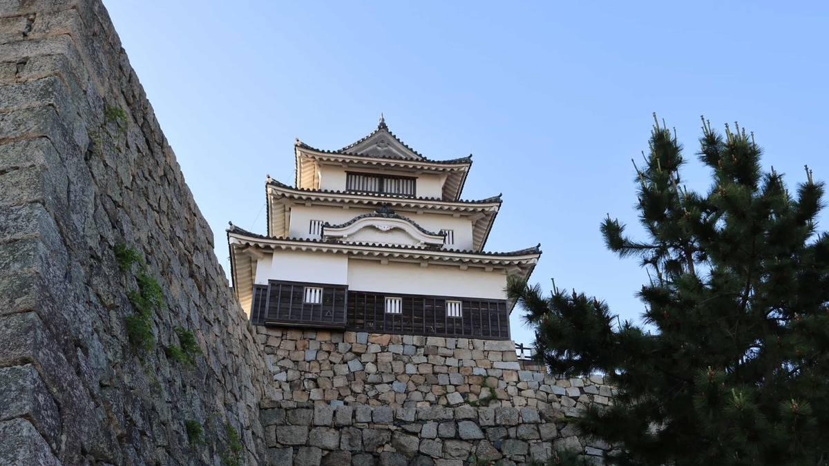 丸亀城天守の白漆喰・唐破風・千鳥破風・格子の外観
