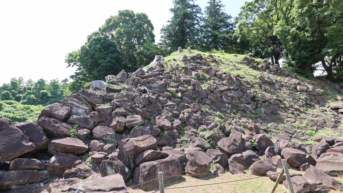 東曲輪側登城口から見上げた石垣山城南曲輪の石垣