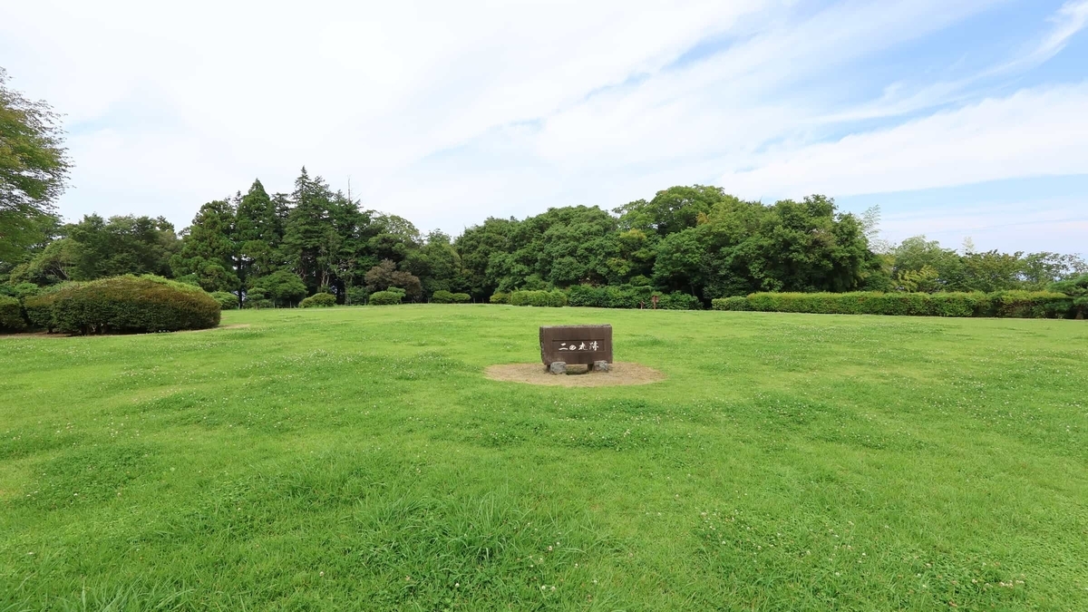 広い平坦地が残る石垣山城の二の丸跡