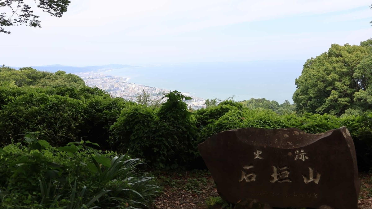 石垣山城本丸付近から望む小田原市街と相模湾