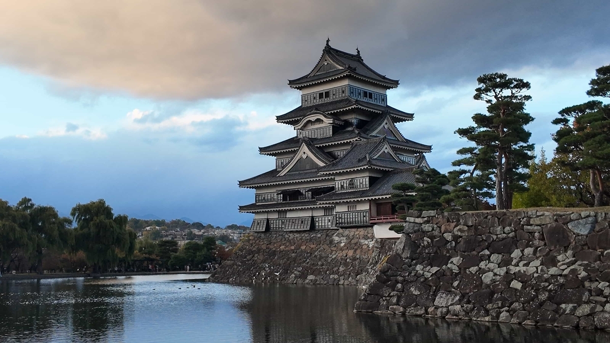松本城黒い外観と時代の異なる天守建造物