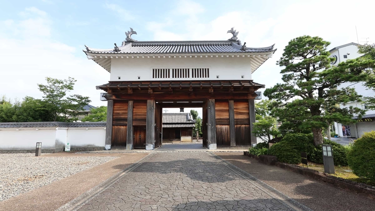 木造の櫓門として復元された掛川城大手門