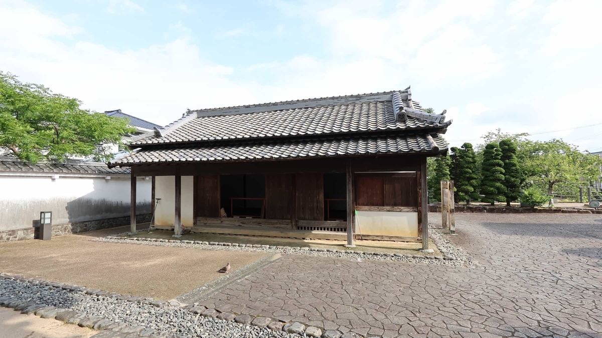 掛川城大手門の隣に残る木造の大手門番所