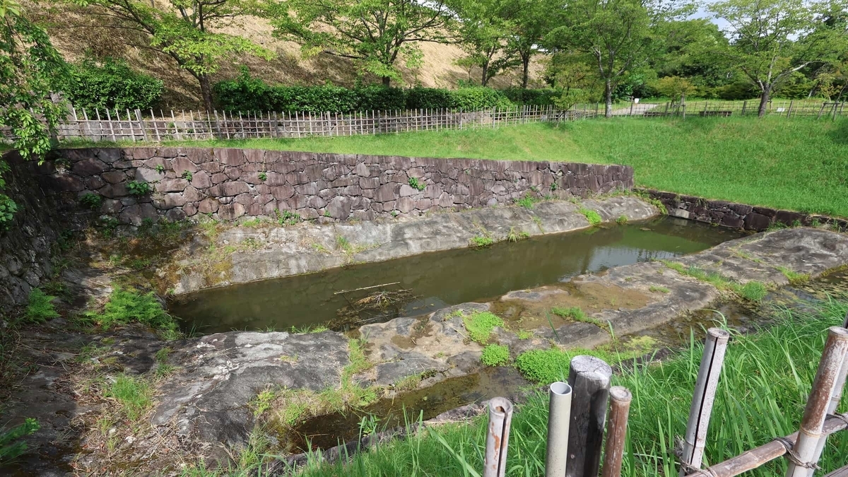掛川城本丸を囲む水堀の十露盤堀