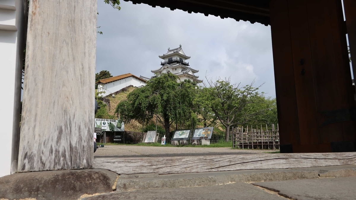 四足門の中に天守を入れて額縁構図で撮影した天守