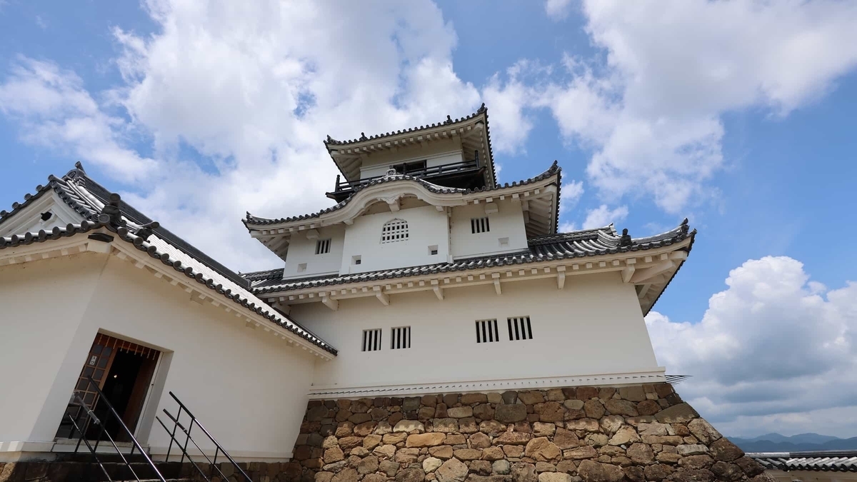 石垣の天守台に建つ三層四階の掛川城木造復元天守
