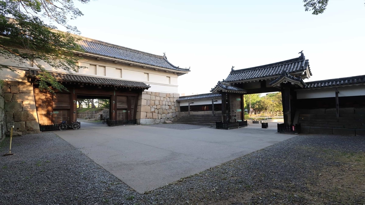 丸亀城の高麗門形式の大手二の門と櫓門形式の大手一の門