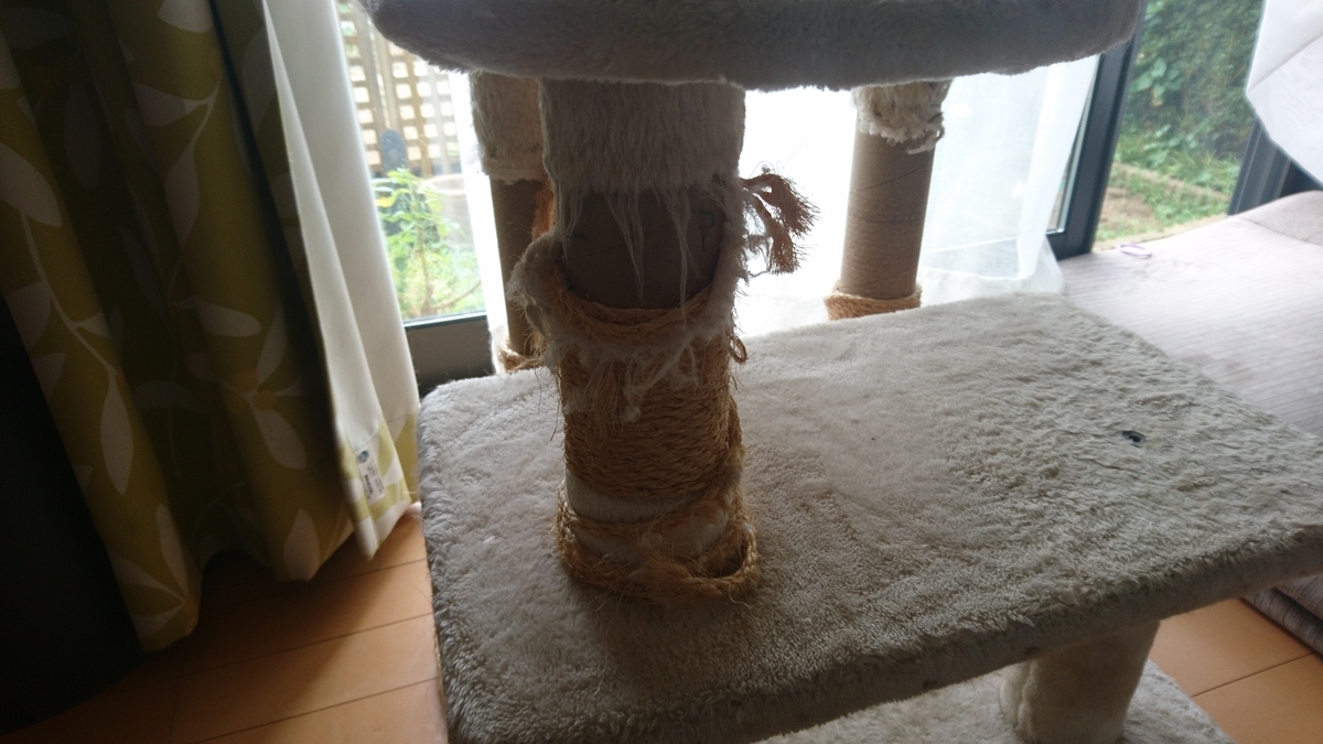 使い込まれたキャットタワー