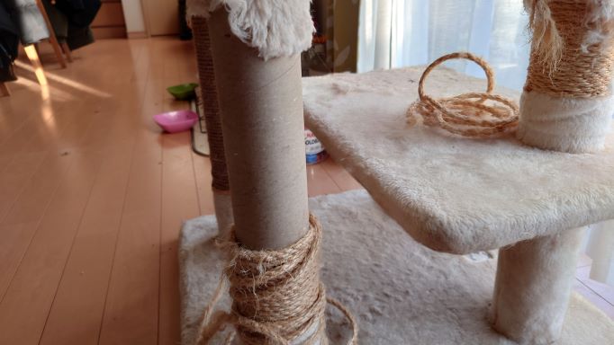 メンテナンス前のぼろぼろの猫の爪とぎ1