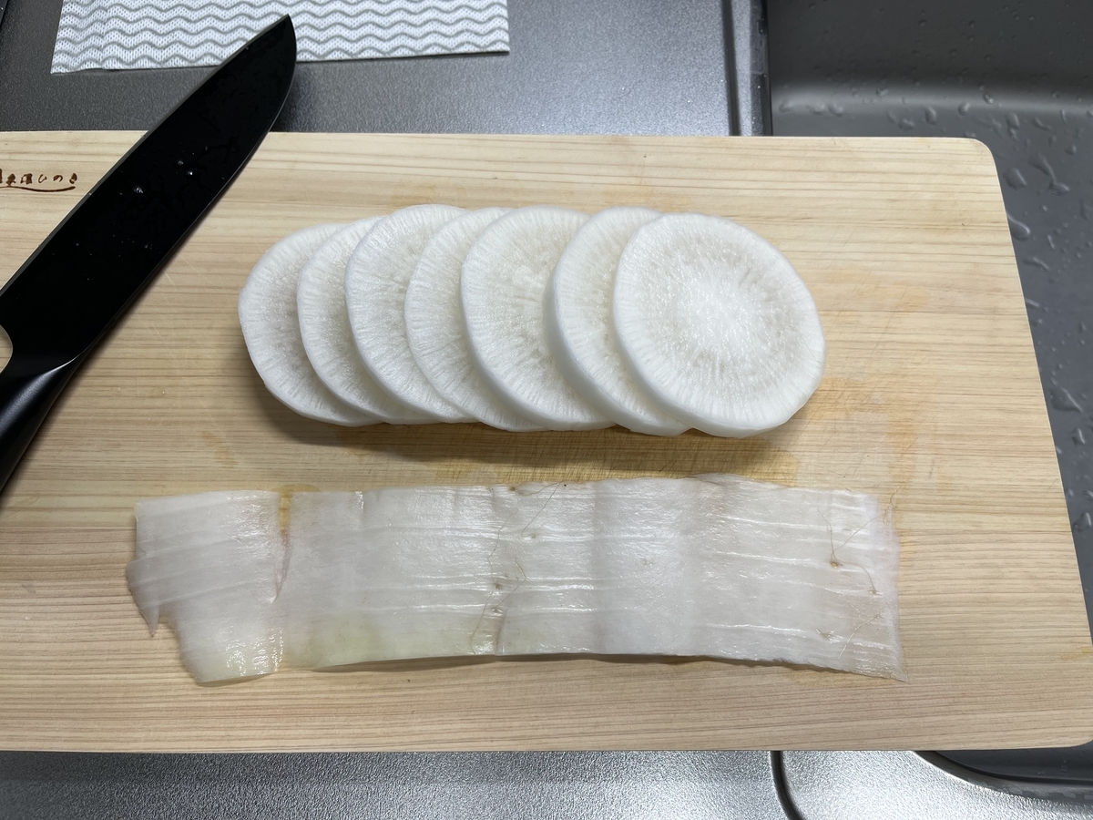 皮を向いて輪切りにした大根
