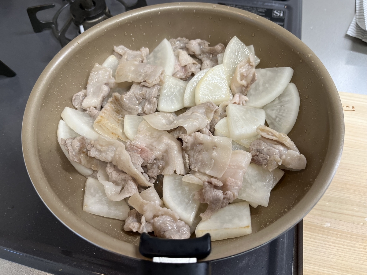 フライパンに大根と豚バラ肉を入れて火が通ってきた