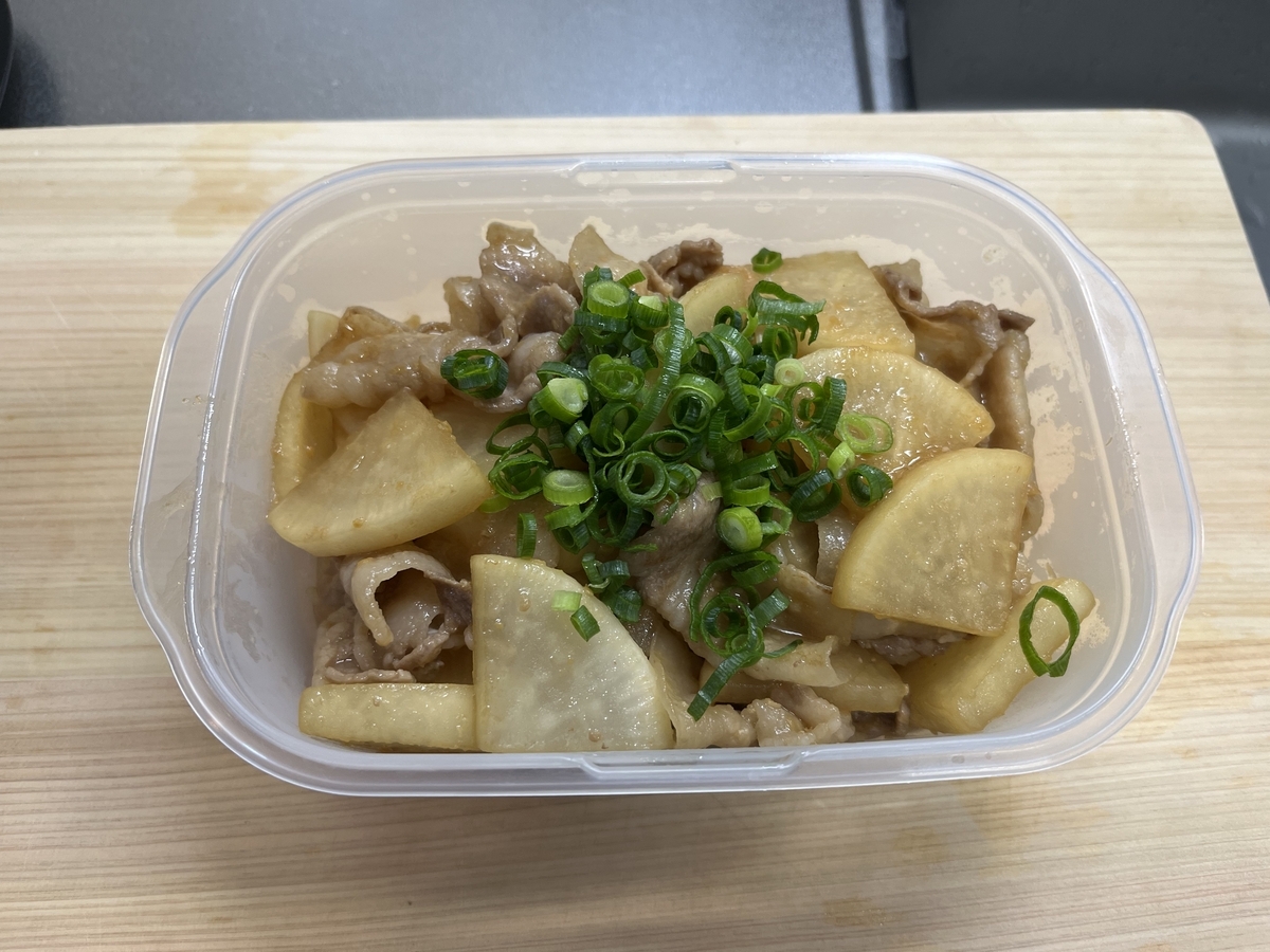 完成図。タッパーに入れて小ねぎで飾りをつける